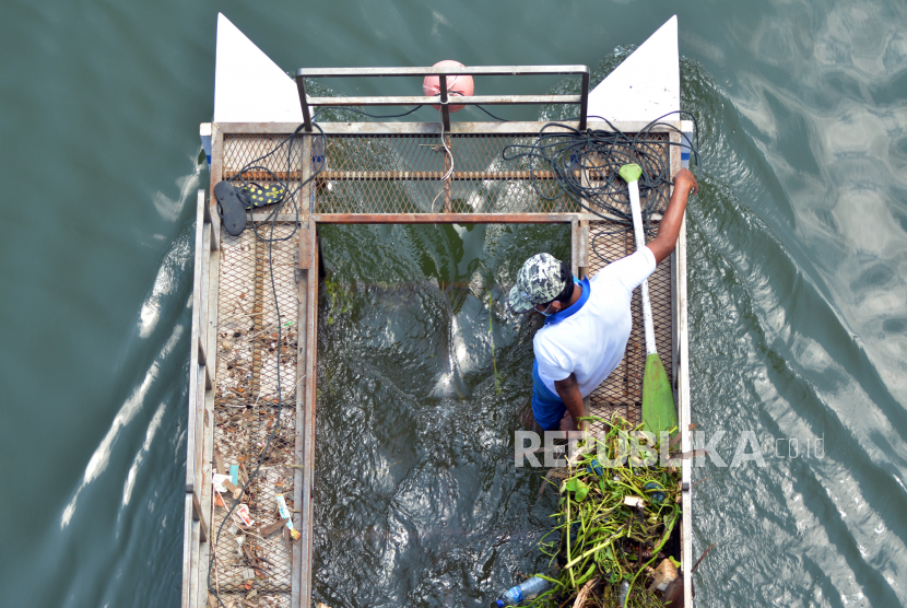 Pembersihan sungai (ilustrasi). Dinas Lingkungan Hidup (DLH) Kota Yogyakarta menerjunkan 49 personel untuk membersihkan sungai.