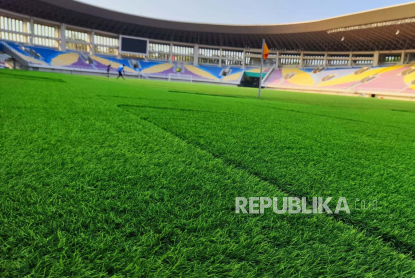 Kondisi rumput di Stadion Manahan Solo, Selasa (1/8/2023).
