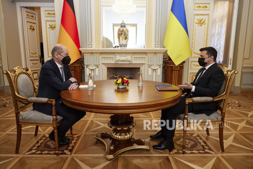  Dalam foto selebaran yang disediakan oleh Kantor Pers Kepresidenan Ukraina, Presiden Ukraina Volodymyr Zelenskyy, kanan, berbicara kepada Kanselir Jerman Olaf Scholz 
