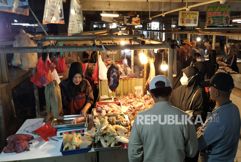 Pedagang daging melayani pembeli di Pasar Kosambi, Kota Bandung, Kamis (23/3/2023). Holding Pangan atau ID Food pada tahun ini mengimpor daging sapi sebanyak 100 ribu ton. 