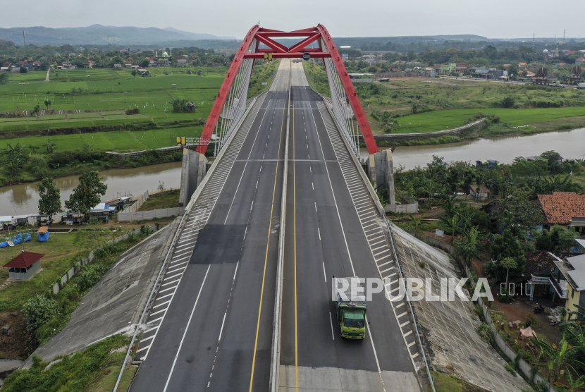 Suasana ruas Jalan Tol Batang-Semarang yang sepi di Jembatan Kalikuto, Batang, Jawa Tengah, Kamis (6/5/2021). Di hari pertama penerapan larangan mudik 2021 sejumlah ruas tol Trans Jawa di Jawa Tengah sepi yang didominasi kendaraan angkutan barang. 