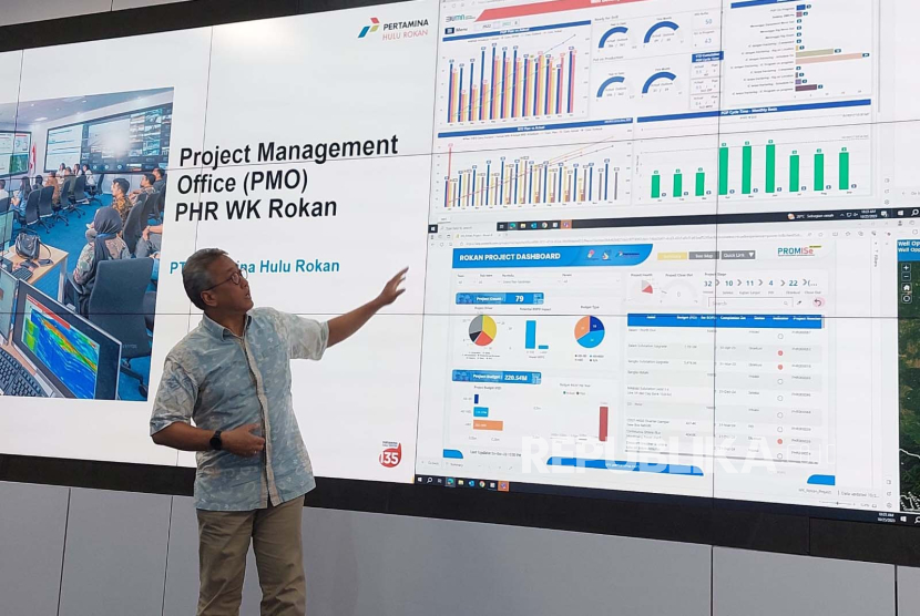 Deputi Project Management Office PT Pertamina Hulu Rokan, Totot Eko Harianto, saat menunjukkan pemantauan secara digital seluruh operasional di Wilayah Kerja (WK) Rokan, Provinsi Riau, Rabu (25/10/2023).