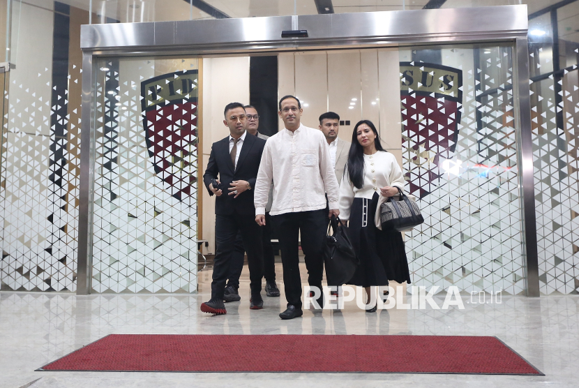 Mantan Menteri Pendidikan, Kebudayaan, Riset, dan Teknologi (Mendikbudristek) Nadiem Makarim usai menjalani pemeriksaan di Jampidsus, Kejaksaan Agung, Jakarta Selatan, Selasa (15/7/2025). Nadiem Makarim menjalani pemeriksaan sekitar 9 jam terkait kasus dugaan korupsi pengadaan sistem chromebook di Kemendikbudristek yang diketahui menghabiskan anggaran Rp9,9 triliun.