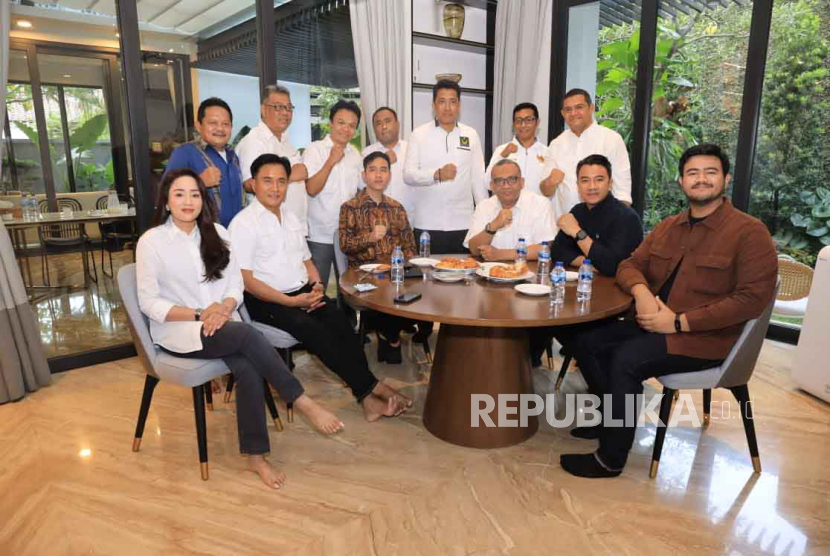 Wali Kota Solo Gibran Rakabuming bertemu dengan Ketua Umum PBB Yusril Ihza Mahendra dan pejabat teras partai tersebut di kediaman Yusril, kawasan Dharmawangsa, Jakarta Selatan, Sabtu (21/10/2023). 