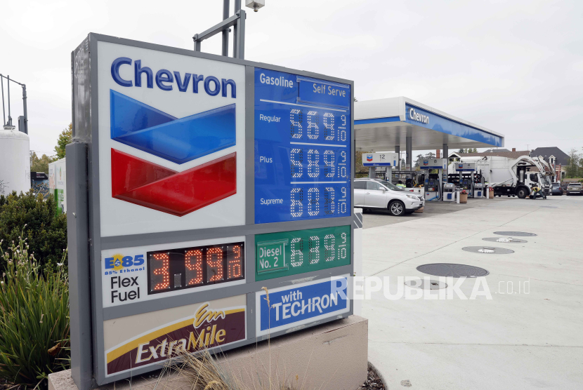 SPBU Chevron Gasoline di Berkeley, California, USA, 19 September 2023. Kenaikan harga minyak berdampak langsung pada BBM di Eropa dan AS.