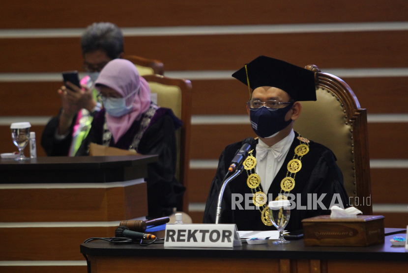 Rektor Universitas Airlangga (Unair) Surabaya Mohammad Nasih (kanan). Nasih megusulkan penggunaan istilah 'tanpa persetujuan' terkait tindakan kekerasan seksual ditelaah ulang.