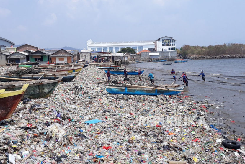 Pantai Sukaraja kampung nelayan di Jl Ikan Selar Telukbetung, Kota Bandar Lampung masih dipenuhi sampah domestik. 