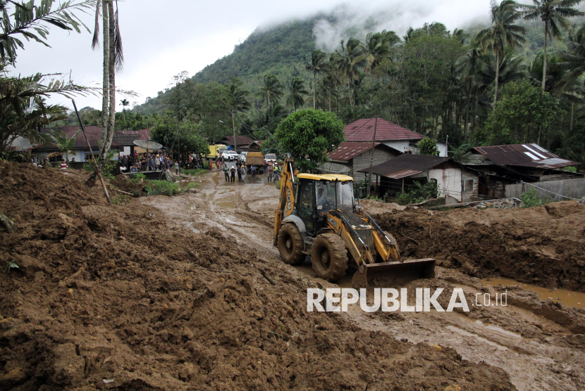 Akses berupa jalan lintas Solok-Padang sudah bisa dilalui kendaraan roda empat dan dua yang sebelumnya tertutup material longsor di jalur utama daerah itu, di kawasan Ripha Pharma, Lubuk Selasih, Kabupaten Solok, Sumatera Barat ditangani.