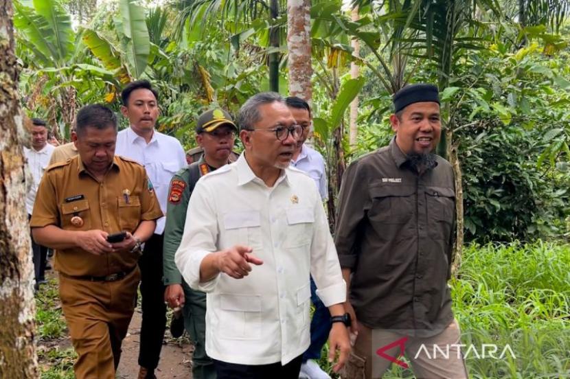 Zulhas minta petani Lampung Selatan lindungi hutan cegah bencana.