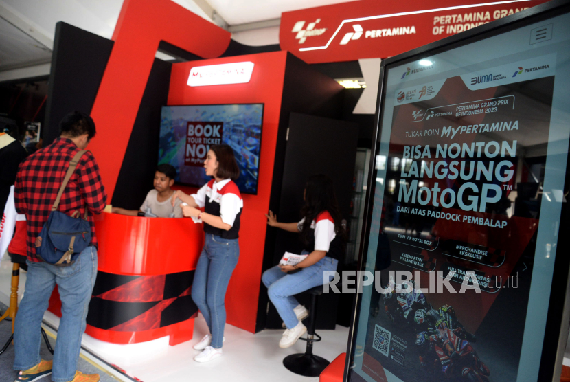 Pengunjung mengunjungi stand yang ada di Mandalika GP Hub di Main Atrium Cilandak Town Squere, Jakarta, Sabtu (9/9/2023). 