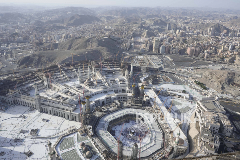 Pemandangan Kabah di Masjidil Haram terlihat selama ibadah haji di kota suci umat Islam Makkah, Arab Saudi, Rabu, 6 Juli 2022. Arab Saudi Buka Pendaftaran Haji Domestik.