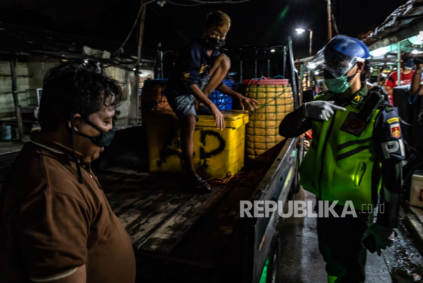 Petugas Gugus Tugas Percepatan Penanganan COVID-19 mengajak pedagang ikan untuk mengikuti pemeriksaan massal COVID-19. (ilustrasi) 