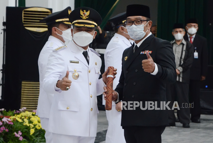 Bupati Bandung HM Dadang Supariatna (kiri) bersama Gubernur Jabar Ridwan Kamil. 