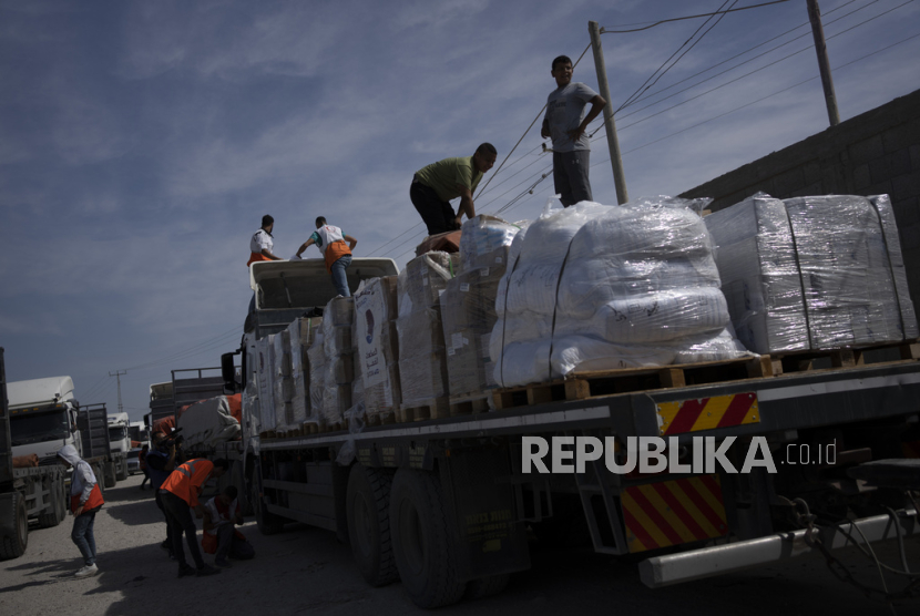 Truk yang membawa bantuan kemanusiaan untuk Jalur Gaza melintasi gerbang perbatasan Rafah, di Rafah, Mesir, Sabtu (21/10/2023). Konvoi ketiga bantuan memasuki perbatasan Rafah ke Jalur Gaz a.