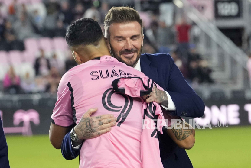 Inter Miami co-owner David Beckham, right, hugs forward Luis Suarez (9) before the team