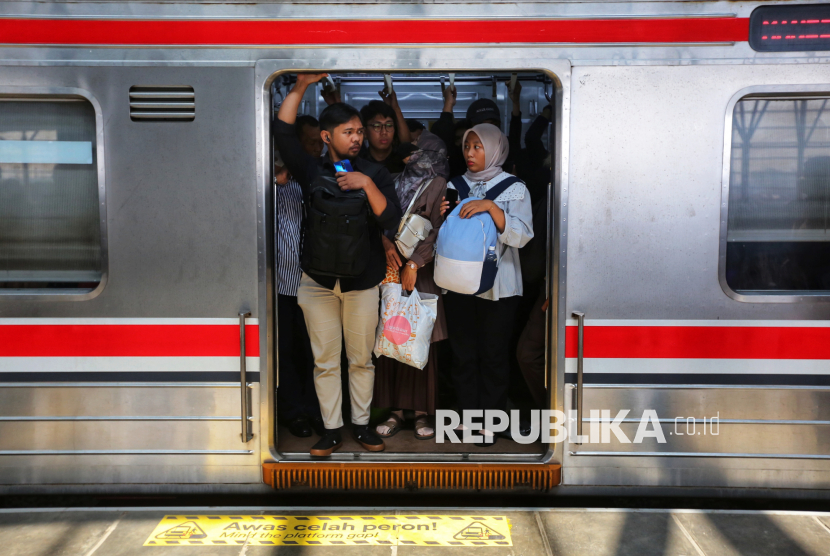 Penumpang berada di dalam KRL di Stasiun Manggarai, Jakarta, Selasa (5/8/2025). KAI akan siapkan kereta bagi petani.