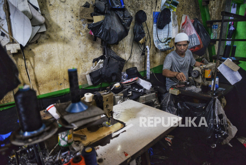 Pekerja menyelesaikan pembuatan tas di salah satu industri rumahan di kawasan Manggarai, Jakarta Selasa (16/7/2024). Peran penting Usaha Mikro, Kecil, dan Menengah (UMKM) dalam perekonomian Indonesia tak bisa dipungkiri. Selain mencatatkan kontribusi nyata terhadap Produk Domestik Bruto (PDB) Indonesia, UMKM juga berhasil menciptakan lapangan kerja dan meningkatkan kesejahteraan rakyat.Pemerintah terus menunjukkan dukungannya kepada para pelaku UMKM untuk mengembangkan usahanya. Salah satunya melalui penyaluran Kredit Usaha Rakyat (KUR), yang bertjuan memudahkan pelaku UMKM mendapatkan akses pembiayaan.Otoritas Jasa Keuangan (OJK) mencatat penyaluran Kredit Usaha Rakyat (KUR) sejak awal 2024 sampai dengan 31 Mei 2024 mencapai Rp116,94 triliun, meningkat dibandingkan periode sebelumnya sampai dengan 31 Mei 2023 yang mencapai Rp80,25 triliun.