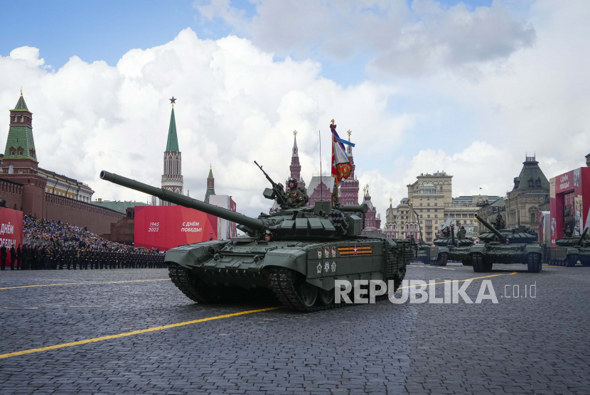  Tank Rusia meluncur selama parade militer Hari Kemenangan di Moskow, Rusia, Senin, 9 Mei 2022. Wakil Menteri Luar Negeri Rusia Alexander Pankin mengatakan, negaranya siap meladeni dan mengambil tindakan balasan jika Barat mengintensifkan sanksinya terhadap Moskow. 