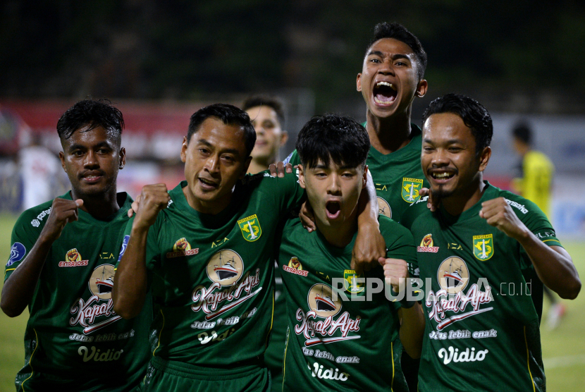 Pemain Persebaya Surabaya Taisei Marukawa (tengah) berselebrasi dengan rekan setim usai mencetak gol ke gawang PSM Makassar saat pertandingan Liga 1 di Stadion I Gusti Ngurah Rai, Denpasar, Bali, Jumat (14/1/2022).