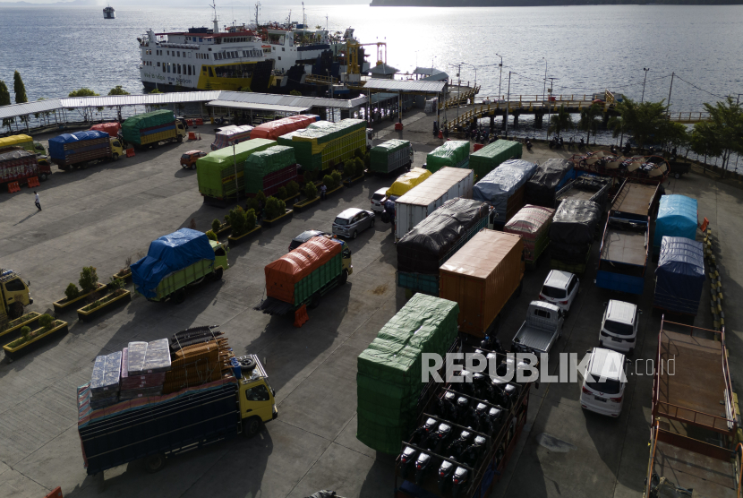 Kemenhub mengatakan standarisasi pelayanan pelabuhan berkontribusi majukan sektor logistik nasional. (ilustrasi)