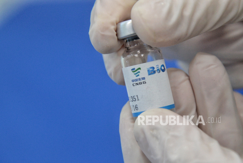 Tabung vaksin jenis sinopharm di Klinik Kimia Farma, Jalan Radio Dalam, Jakarta, Kamis (24/2/2022). Otoritas obat-obatan China memberikan persetujuan uji klinis terhadap vaksin COVID-19 khusus varian Omicron yang dikembangkan oleh Sinopharm. 
