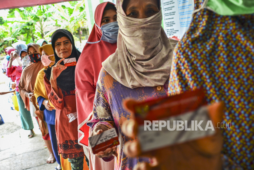 Warga mengantre saat pencairan bantuan sosial tunai (BST) (ilustrasi). Sisa penerima yang belum mendapatkan BST di Kota Tangerang Selatan, Banten, diarahkan untuk mengambil bantuan langsung di kantor PT Pos Indonesia.