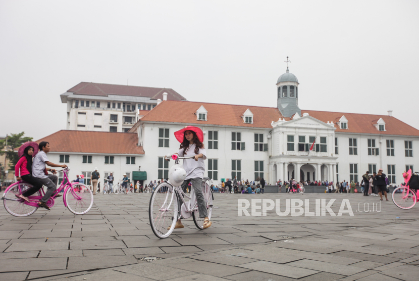 Sejumlah warga bersepeda saat berwisata di kawasan Kota Tua, Jakarta, Selasa (26/12/2023). Kawasan Kota Tua yang menampilkan bangunan tua peninggalan VOC abad ke-17 tersebut menjadi destinasi wisata favorit bagi masyarakat Jabodetabek maupun luar daerah untuk menghabiskan hari libur
