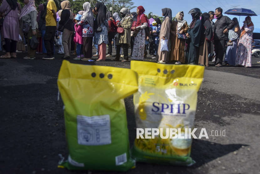 Warga antre mendapatkan kupon pembelian beras pada Gerakan Pangan Murah (GPM) di halaman Kantor Dishub, Kabupaten Ciamis, Jawa Barat, Kamis (12/3/2025). 