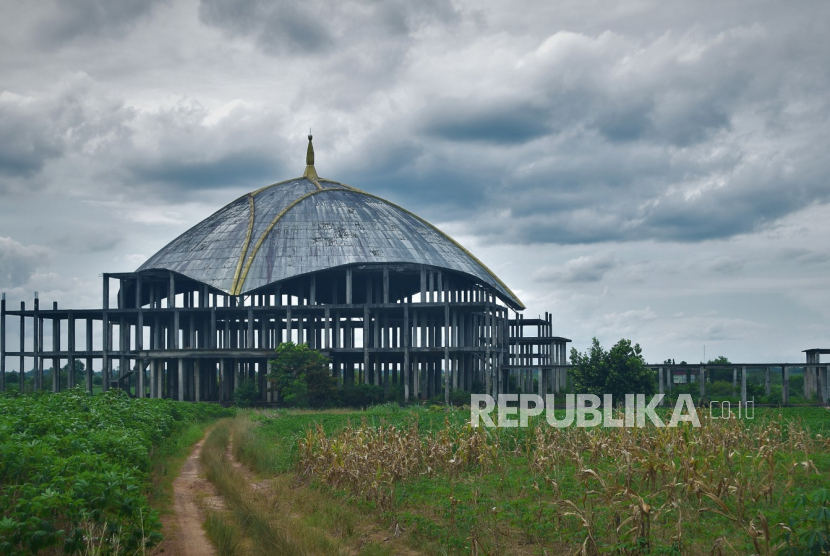  Masjid Raya Lampung yang pembangunannya terbengkalai di kawasan Kota Baru, Lampung Selatan