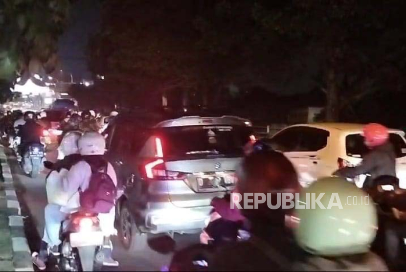 Para pemudik yang menggunakan sepeda motor mulai memadati jalan arteri di Kota Bandung pada H-5 Lebaran 1445 Hijriah atau Jumat (5/4/2024) malam. Mereka datang dari berbagai wilayah untuk mudik ke wilayah Garut, Tasikmalaya, Jawa Tengah dan Cirebon. 