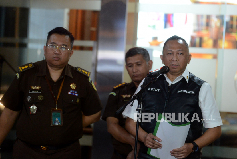 Kepala Pusat Penerangan Hukum Kejagung Ketut Sumedana (kanan) memberikan keterangan pers di Kejagung, Jakarta, Selasa (18/7/2023).