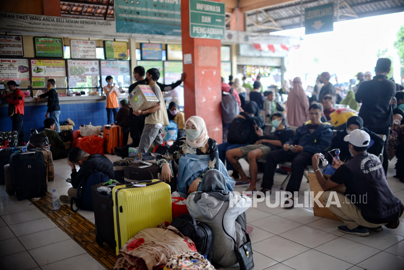Pemudik menunggu jam keberangkatan di Terminal Kampung Rambutan, Jakarta, Rabu (27/4/2022). Lansia, orang dengan komorbid, dan anak-anak penting diingat risikonya saat mudik. Ilustrasi.