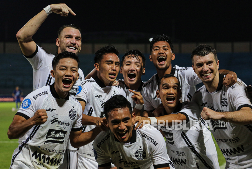 Pesepak bola Persija Jakarta Rayhan Hannan (ketiga kiri) melakukan selebrasi bersama rekan setimnya usai mencetak gol ke gawang PSIS Semarang pada pertandingan BRI Liga I di Stadion Moch. Soebroto, Magelang, Jawa Tengah, Kamis (17/10/2024). Persija Jakarta mengalahkan PSIS Semarang dengan skor akhir 2-0. 