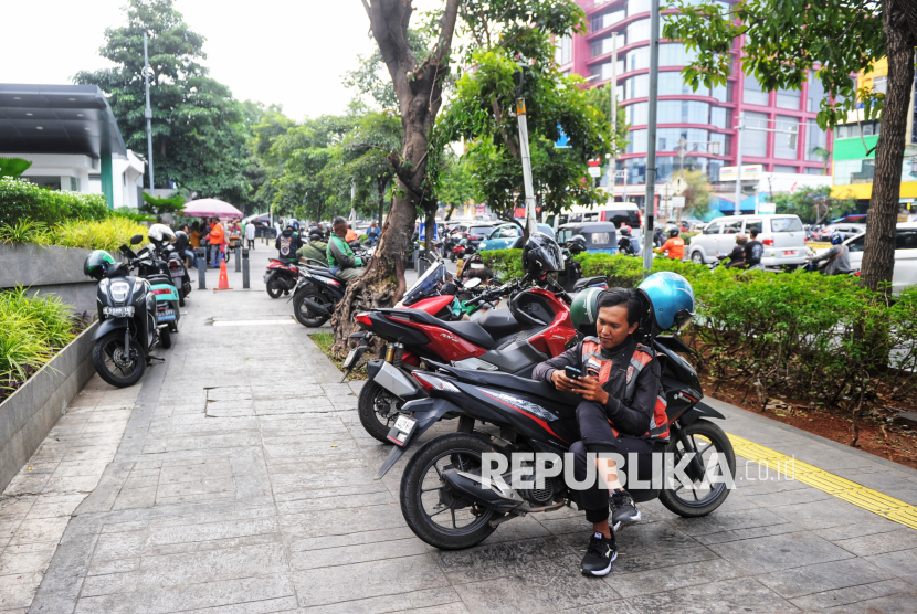 Sejumlah motor terparkir di trotoar kawasan Salemba, Jakarta Pusat.