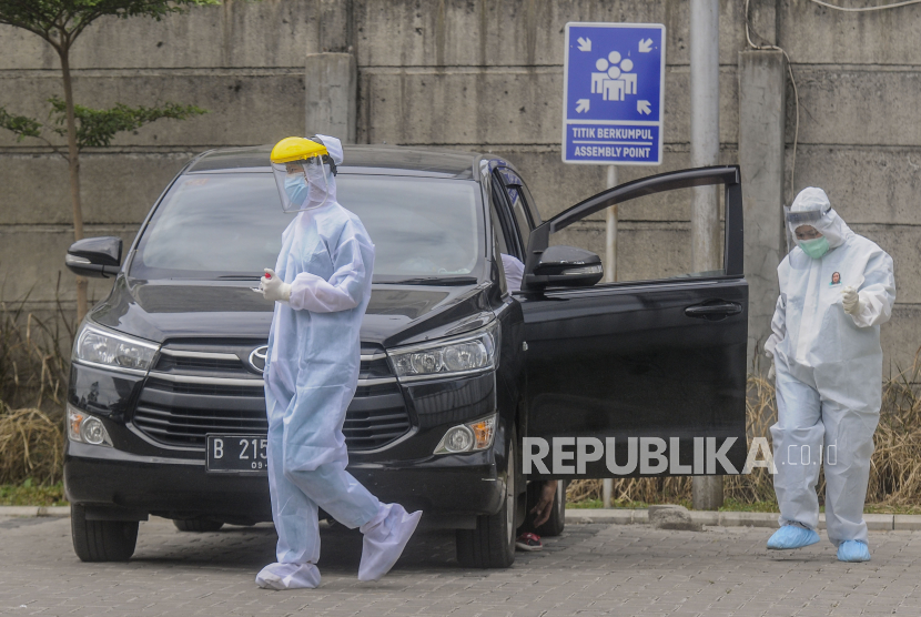 Sejumlah tenaga medis membawa sampel tes usap di Jakarta, Rabu (16/12). alam menangani pasien Covid-19 menjadi kepedulian besar bagi pemerintah. Satgas Penanganan Covid-19 berkomitmen memperjuangkan keselamatan dokter dengan membentuk tim khusus. Tim khusus yang terdiri dari gabungan para pakar, penggiat profesi kedokteran maupun bidang relawan kesehatan. 