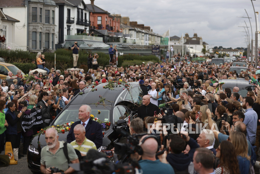 Ribuan penggemar mengantarkan Sinead O'Connor ke pemakaman. (ilustrasi)