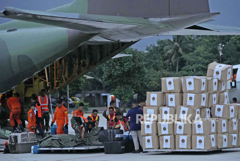 Petugas penyelamat dan personel militer memuat barang bantuan yang akan dikirim ke Turki ke dalam pesawat kargo TNI AU di pangkalan udara Halim Perdanakusuma di Jakarta, Indonesia, Sabtu, (11/2/2023).