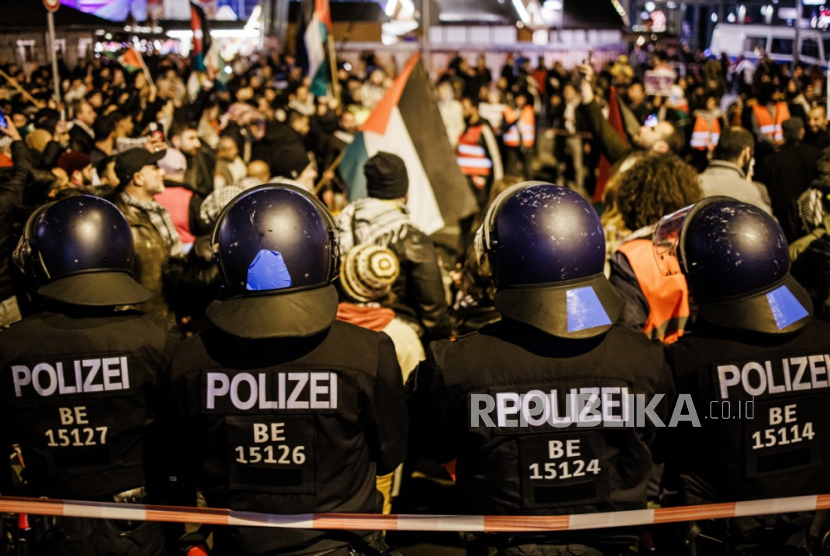 Petugas polisi mengamankan aksi solidaritas bagi rakyat Palestina, di Berlin, Jerman, Ahad (5/11/2023).