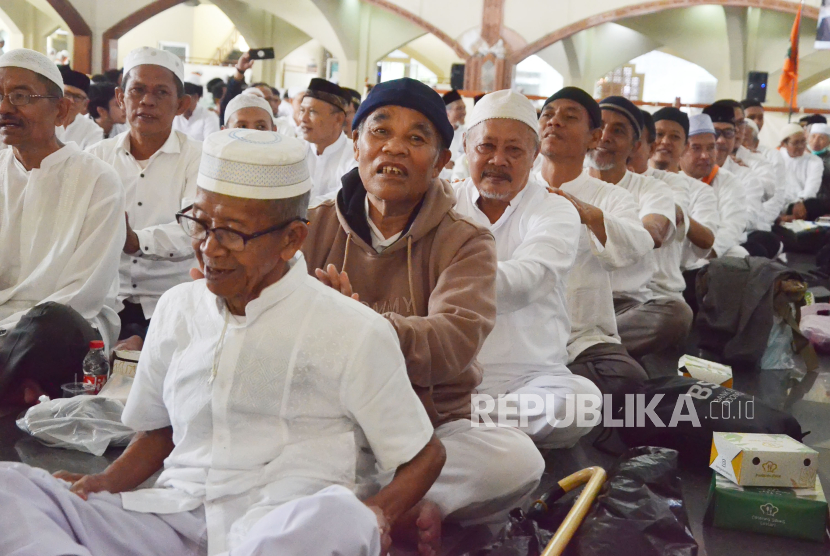 Para calon jemaah haji mengikuti Bimbingan Manasik Haji Tingkat Kota Bandung yang diikuti oleh ribuan calon jemaah haji, di Masjid Pusdai Kota Bandung, Jawa Barat, Selasa (23/4/2024). 