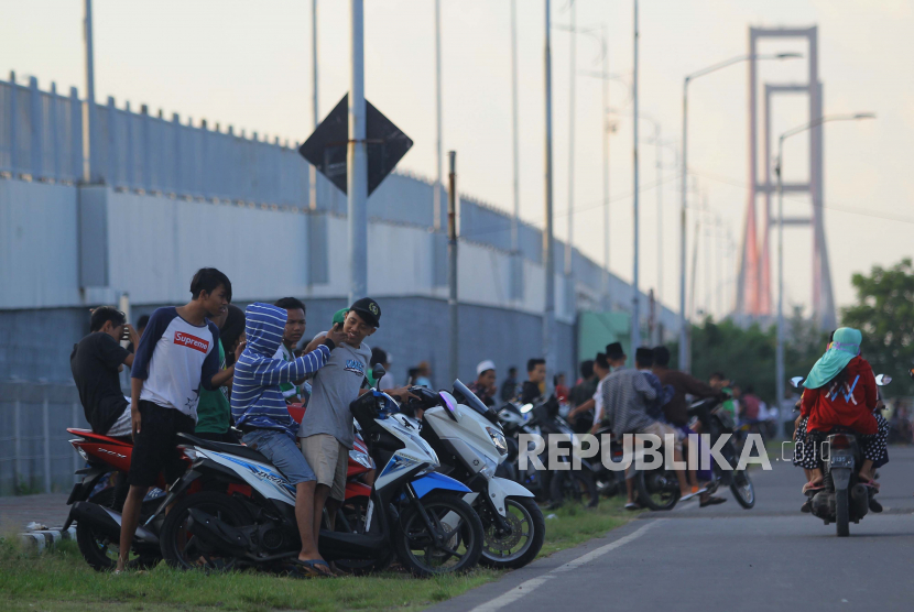 Warga berkerumun pada hari kedua pemberlakuan Pembatasan Sosial Berskala Besar (PSBB) Surabaya