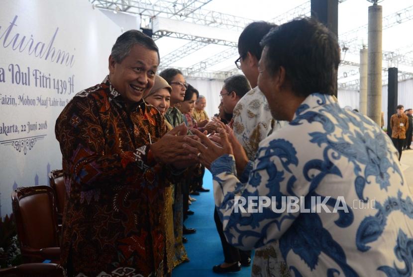 Gubernur BI, Perry Warjiyo bersalaman bersama  tamu undangan  acara halal bihalal Bank Indonesia ,  di komplek gedung BI Jakarta, Jumat (22/6).