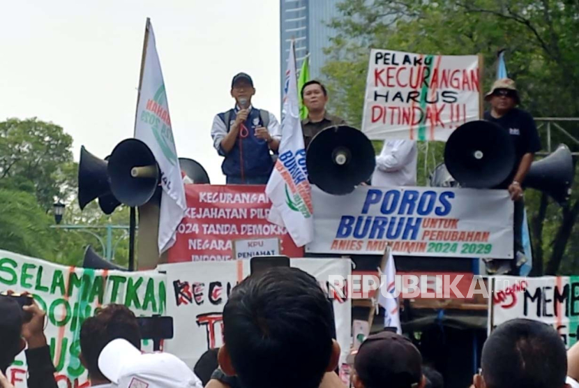Jubir Timnas Amin, Refly Harun, saat melakukan orasi di depan Kantor KPU RI, Menteng, Jakarta Pusat, Rabu (21/2/2024). 