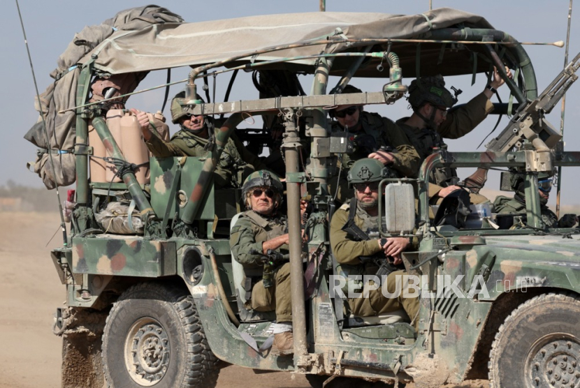 Tentara Israel menaiki kendaraan militer transit di daerah dekat perbatasan dengan Gaza selatan, di lokasi yang dirahasiakan di Israel selatan, 25 Januari 2024. 