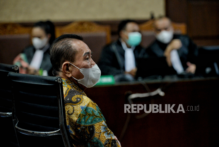 Terpidana kasus cessie Bank Bali Djoko Tjandra saat menjalani sidang putusan dalam perkara dugaan suap kepada jaksa dan perwira tinggi Polri serta pemufakatan jahat, di Pengadilan Tipikor, Jakarta, Senin (5/4). Republika/Thoudy Badai