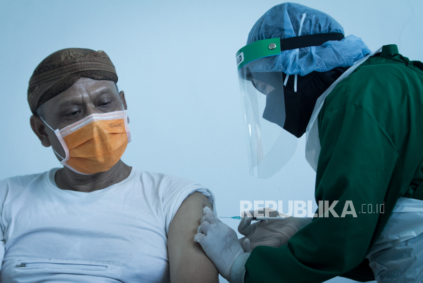 Petugas medis menyuntikan Vaksin Sinovac kepada penerima vaksin saat Vaksinasi COVID-19 tahap pertama di Rumah Sakit Umum Daerah (RSUD) Bung Karno, Solo, Jawa Tengah, Kamis (14/1/2021). Kota Solo menerima 10.620 dosis vaksin Sinovac untuk tenaga kesehatan dan mulai melakukan vaksinasi tahap pertama di 33 fasilitas kesehatan (Faskes) yang terdiri dari 17 Puskesmas, satu Klinik Bhayangkara dan 14 rumah sakit yang tersebar di Kota Solo. 