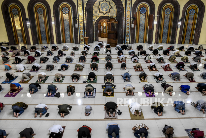 Sejumlah umat muslim melaksanakan ibadah Sholat Jumat 