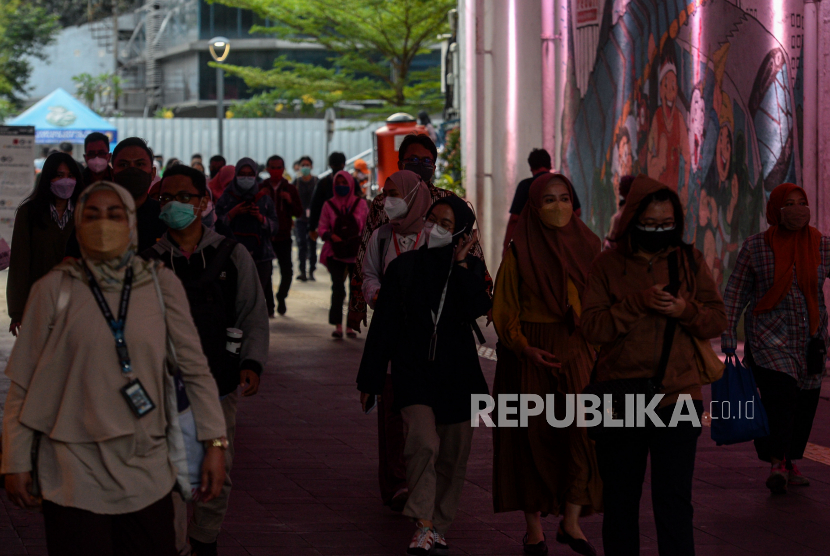 Pekerja berjalan saat jam pulang kerja di Terowong Kendal, Jakarta, Senin (13/9). Pemberlakuan Pembatasan Kegiatan Masyarakat (PPKM) level 4, 3 dan 2 di Jawa-Bali yang dimulai sejak 7 September lalu berakhir hari ini Senin (13/9) dan sudah mengalami perpanjangan hingga delapan kali sejak pemerintah menerapkan PPKM Darurat pada 3-20 Juli lalu.