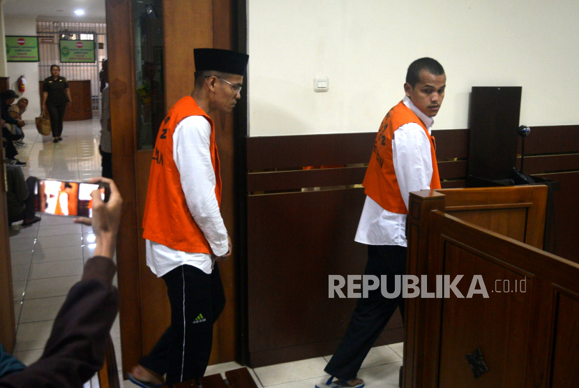 Terdakwa pembunuhan dan mutilasi, Waliyin (kanan) dan Ridduan (kiri) memasuki ruang sidang di Pengadilan Negeri (PN) Sleman, Yogyakarta, Rabu (22/11/2023). Kedua tersangka merupakan pelaku pembunuhan dan mutilasi mahasiswa Universitas Muhammadiyah Yogyakarta, Redho Tri Agustian (20) pada Juli silam. Terdakwa Waliyin (29) berasal dari Magelang, dan terdakwa Ridduan (38) berasal dari Jakarta. Dalam dakwaan JPU terungkap bahwa pembunuhan ini bermula dari grup media sosial grup Facebook BDSM. Kedua terdakwa diancam pidana Pasal 340 KUHP Jo Pasal 55 ayat (1) ke 1 subsider Pasar 338 KUHP jo Pasal 55 ayat (1) ke 1 KUHP.