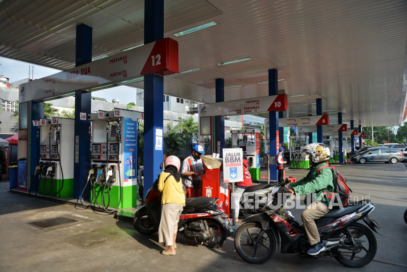 Pengendara mengisi bahan bakar minyak (BBM) jenis pertalite di SPBU di kawasan Jalan Pemuda, Rawamangun, Jakarta Timur, Senin (13/5/2024). 
