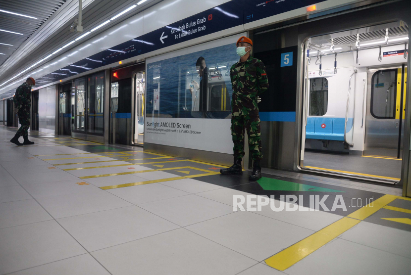 Personel TNI berjaga di Stasiun MRT Bundaraan HI, Jakarta, Selasa (26/5). Kedepannya aparat gabungan TNI dan Polri akan dikerahkan ke berbagai lokasi keramaian untuk mengawasi aktivitas masyarakat dalam penerapan new normal di tengah pandemi covid-19
